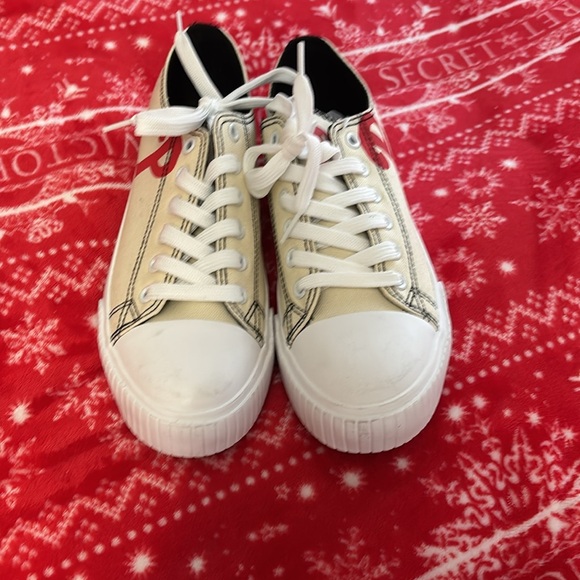 Selling size 9 in women’s Philadelphia Phillies sneakers! Color is cream - Picture 3 of 4